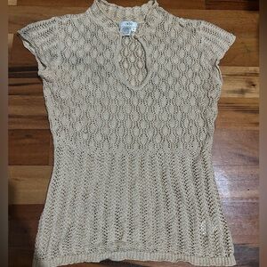 Cache crochet baby tee open neck line
